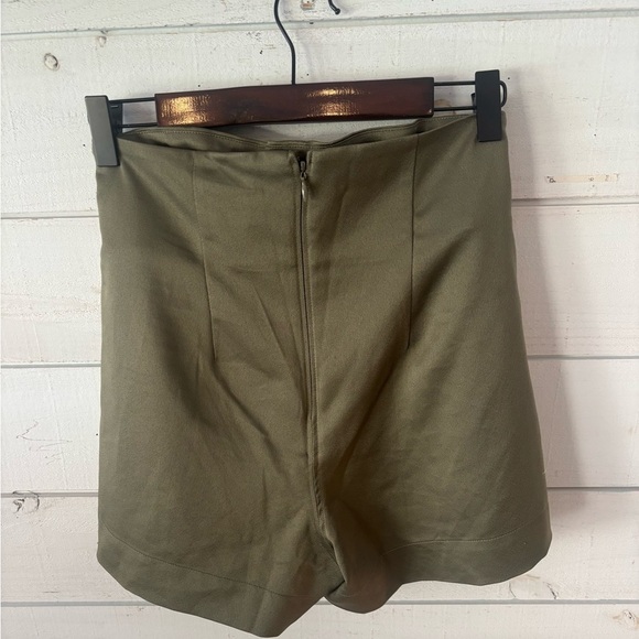 Abercrombie and Fitch  Olive Green Tie Belt Shorts in size medium - Picture 4 of 10